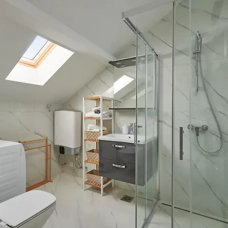 아파트 On The Third Cloud 2bdr With Walk-in Closet *
