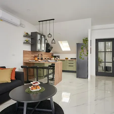 On The Third Cloud 2bdr With Walk-in Closet 챠브타트