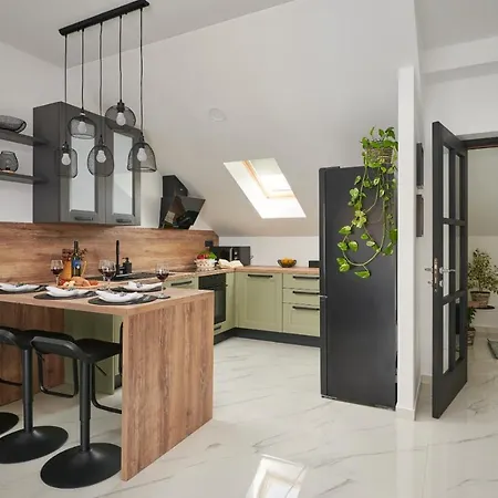 On The Third Cloud 2bdr With Walk-in Closet 아파트 챠브타트